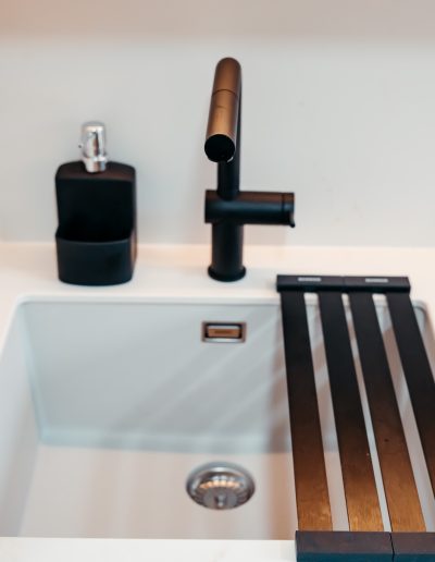 grifo negro y labadero bajoencimera blanco