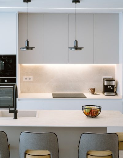 Cocina abierta al salón con tonos mate