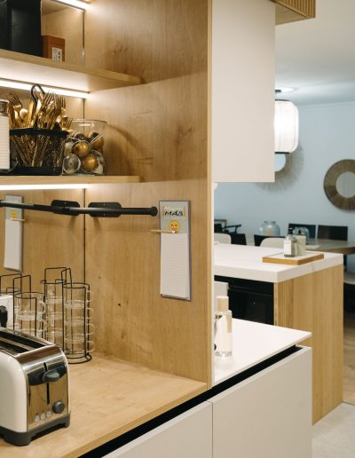 imagen de una cocina con desayunador