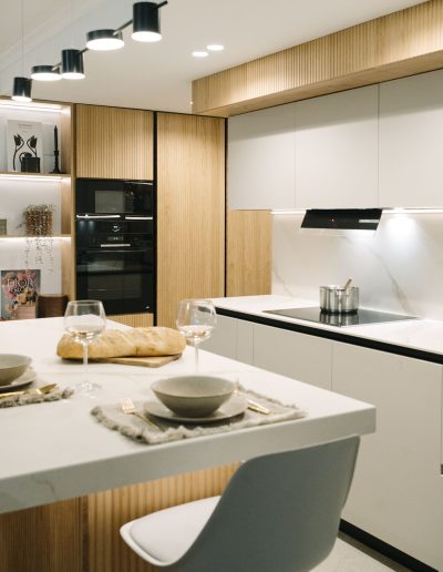 cocina blanca con palillería de Linea 3 Cocinas abierta al salón