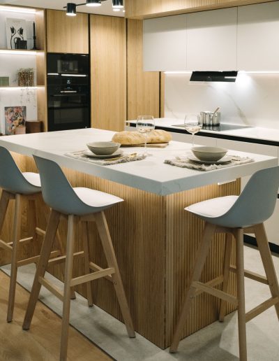 cocina blanca con palillería de Linea 3 Cocinas abierta al salón