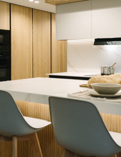cocina blanca con palillería de Linea 3 Cocinas abierta al salón