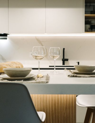 cocina blanca con palillería de Linea 3 Cocinas abierta al salón