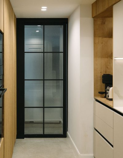 muebles almacenaje con palilleria y electrodomesticos bosch negros y cerraje