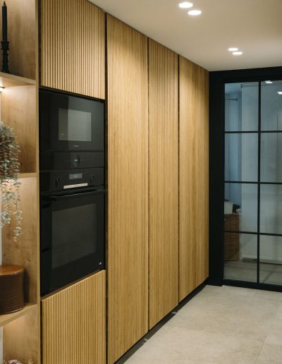 muebles almacenaje con palilleria y electrodomesticos bosch negros