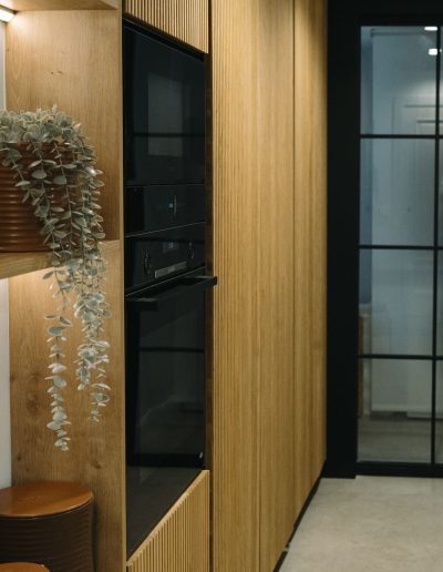 cocina con palillería y electrodomesticos bosch negros