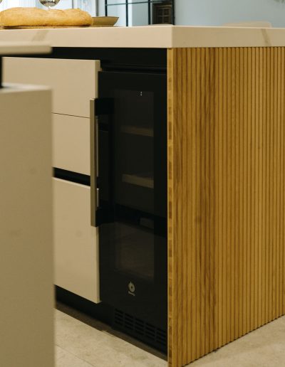 vinoteca balay negra en isla con palilleria