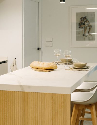 isla en cocina blanca con palillería abierta al salon